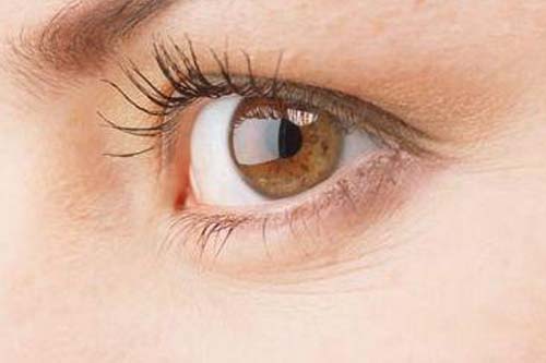 眼睛出现眼袋是什么原因造成的，怎么去除