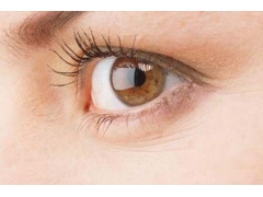 眼睛出现眼袋是什么原因造成的，怎么去除